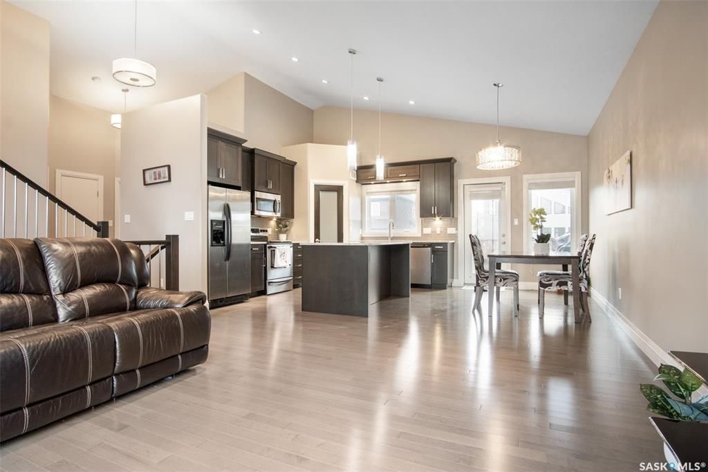 Evergreen 小区5房3卫错层独立屋出售，位于小区最优路段，安静宽敞私密，近小学，高中，公园，购物。高档装修，开放式设计，挑高尖顶，实木地板，飘窗，升级枫木厨房带不锈钢家电和角柜，全大理石台面及厨房背景砖，主卧带步入衣柜高档明卫干湿分离双洗手台洗手间，半地下室大窗户明亮如地 - 10