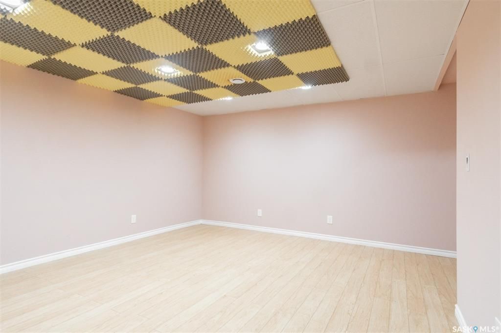 Arbor Creek小区2000年建3室2卫联排，地下室装修有一个大活动厅，背靠绿地 ，有空调。近小学，高中，公寓，商业购物方便。保养状况好，带两个停车位，较新地毯，合成木地板。开价$229000。 有意请联系地产经纪Gary Gai 3063413677 微信：gary367 - 8