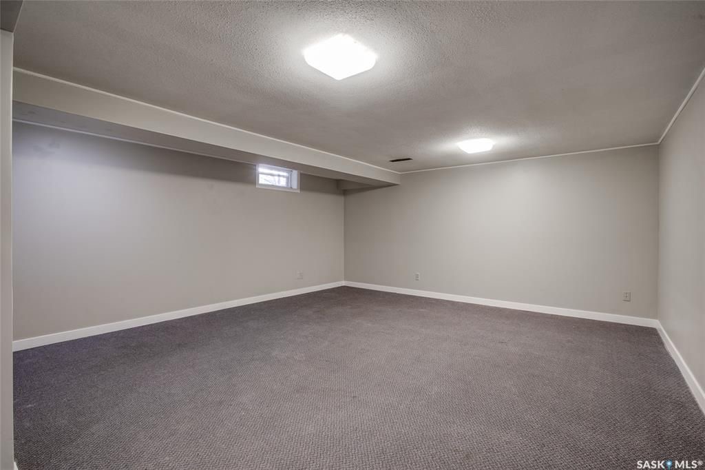 Greystone Heights小区近8街购物，近大学，近小学1082尺独立屋4房2卫（含1室1厅1厨1卫独立出入合法出租地下室套间）出售，全新刷漆，全新地板，全新车道，近期更新有锅炉瓦片热水器等。挂牌价格：$379900。详情请联系地产经纪Gary Gai 盖王睿 - 9