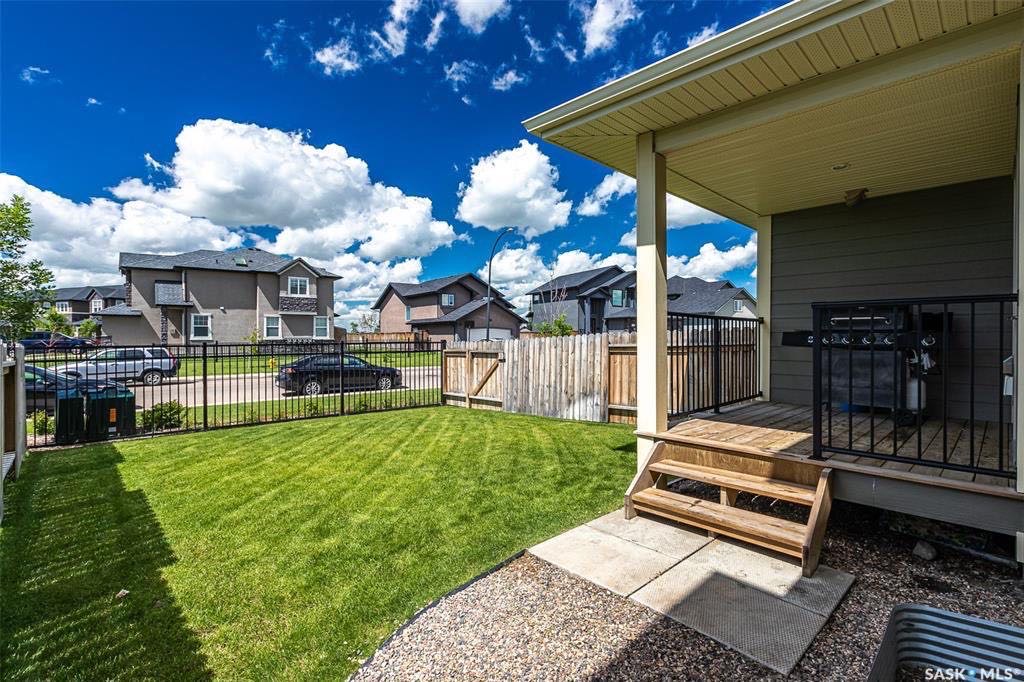 Willowgrove小区 1374尺 3房3卫联排出售，可步行至小学，公园，附近购物，高中。朝阳多窗户，安静边户，连房车库外加室外双车位，一楼挑高顶开放厨房餐厅客厅，厨房洗手间均为理石台面，抽油烟机外排。二楼3房间，主卧带独立洗手间。大露台。独立院子。安静封闭小区。 - 8