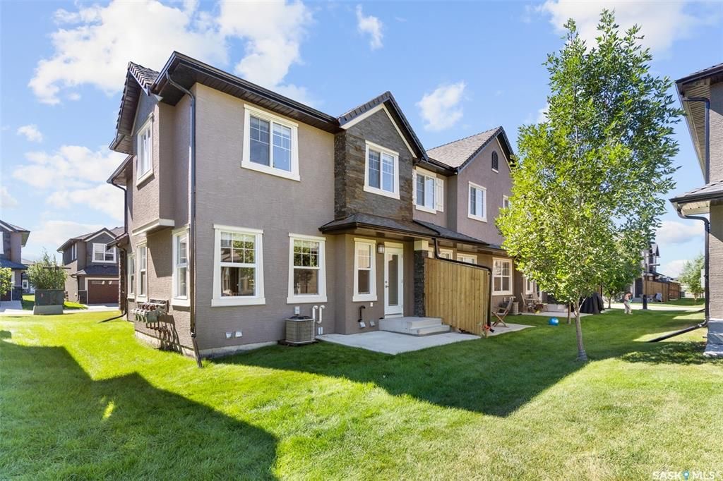 Willowgrove小区多窗大边户1340尺 3房3卫地下室装修安静联排出售。2013年建，步行至小学，购物，公园。背靠私密绿地，好采光，高档装修，新换地板，大理石台面，现代橱柜，不锈钢家电。全新刷漆。二楼3个大房间尺寸足，洗手间带天窗好采光。地下室完全装修有一个大家庭厅一个独 - 22