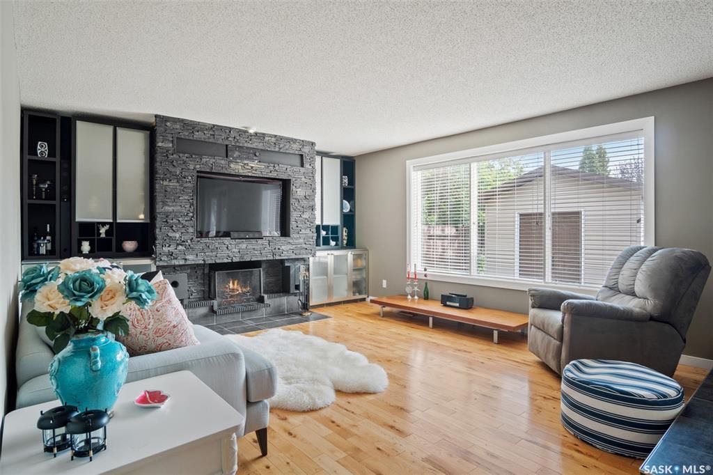 LAKEVIEW小区2390尺5室4卫双层独立屋出售。位于安静核心街区，步行百米至小学，近公园购物交通便利。高品质装修，实木地板，翻新厨房橱柜，全花岗岩台面，双客厅（前厅后厅宽敞），双餐厅（含正餐厅）。私密大后院装有阶梯式大露台。二楼四间大卧室，主卧带超大独立步入衣帽间，大浴室带 - 7