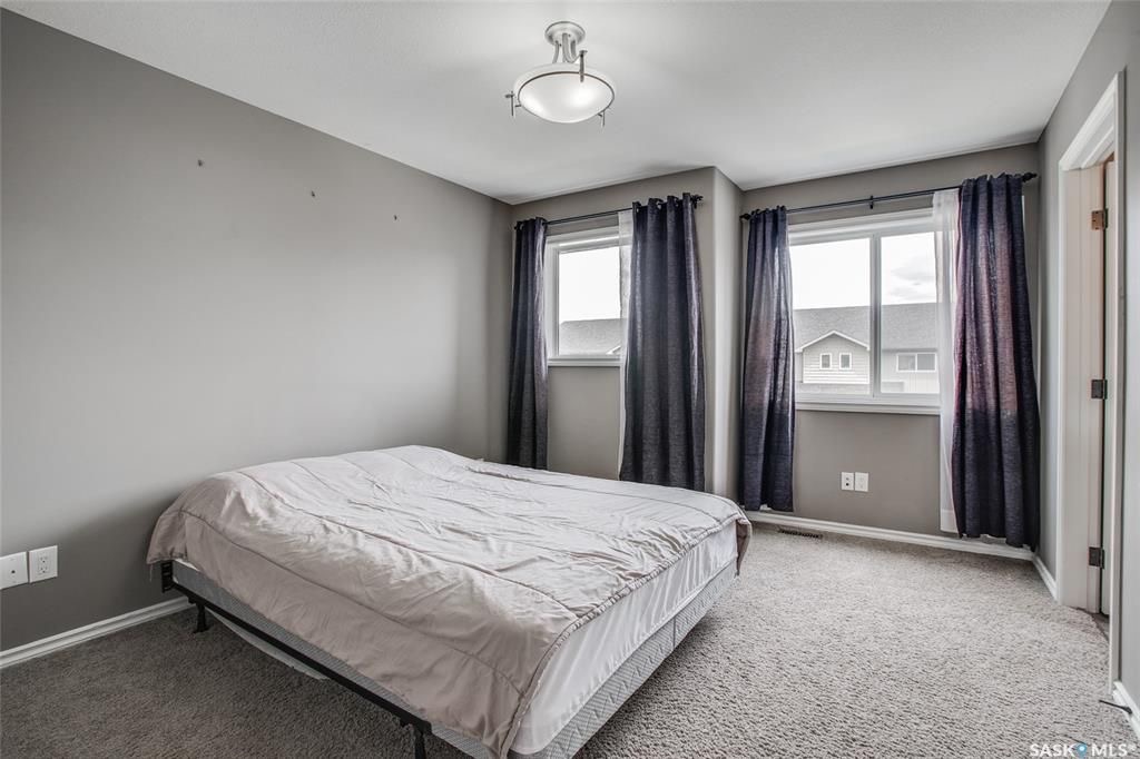 Willowgrove小区4房4卫联排出售。带独立私密小院，主卧带完整洗手间。步行百米小学，近高中，购物。房屋保养佳采光好，高档装修：大理石台面，不锈钢家电，大尺寸房间，一车库一车位，地下室专业装修。挂牌价格：$324900。详情请联系地产经纪Gary Gai 盖王睿 30 - 7