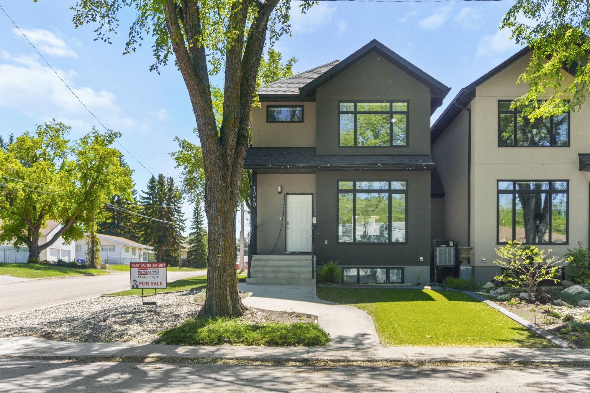 Holliston小区核心区域2012年建1625尺5房4卫半独立屋出售，步行可至学校,公园,8街购物。绝佳拐角边户，带双车库外加双车位，多窗户采光好。一楼9尺层高，双厅带实木地板，厨房大理石台面，枫木橱柜，不锈钢家电。二楼三个大卧室，主卧带独立洗手间全大理石洗手台面。地下室有独 - 4