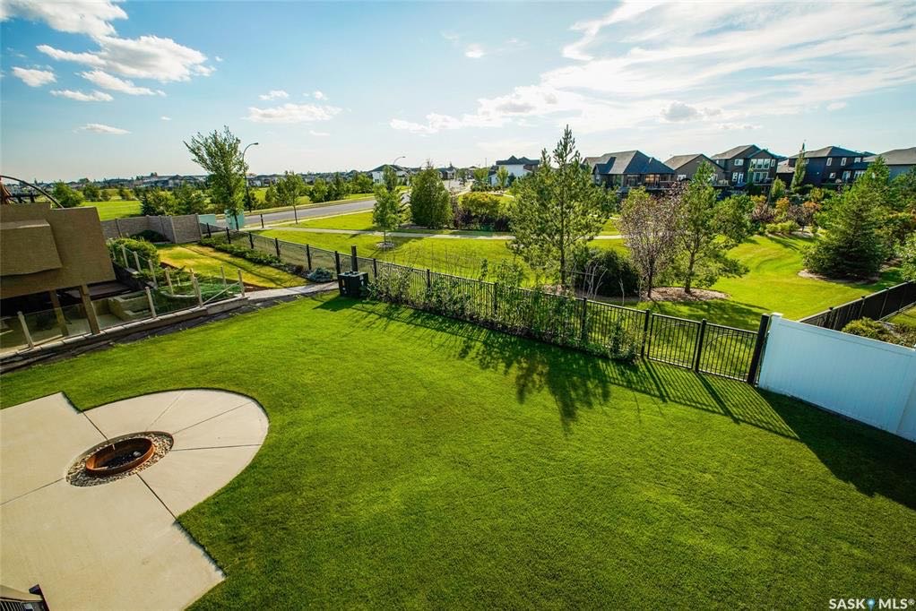 Willowgrove小区背靠公园绿地walkout地下室步出式，错层独立屋出售，2010年建，步行150米 至Willowgrove小学，公园，近附近购物，近St Joseph 和Centennial百年高中。4房3卫。多面好采光，好视野。高档装修：实木地板，大理石台面，挑高顶 - 5