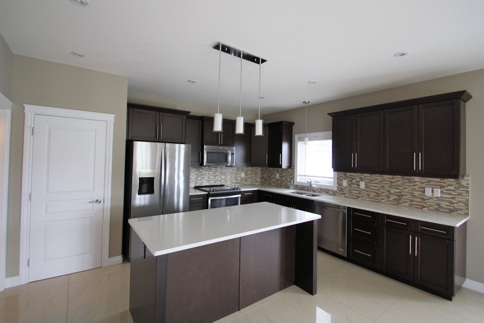 Evergreen小学对面2300尺4房4卫加一书房独立屋出租。2015年建，高档装修，双车库大院子。$2300/月。无家具。租客自付水电气。一年起租，不分租，不抽烟，不养宠物。希望租客干净整洁守约讲理。有意请联系 Gary Gai 3063413677 微信：gary3677 - 5