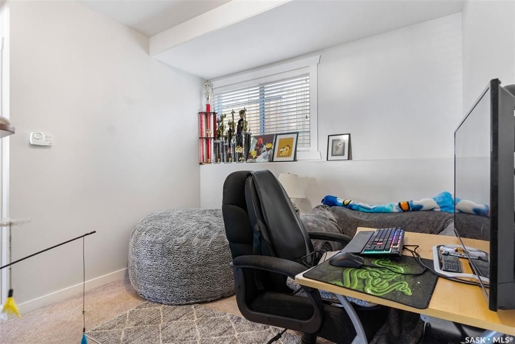 Evergreen小区1215尺错层独立屋出售, 本地西人业主，4房3卫，半地下室带合法出租1厅 1房间1卫分电表，独立出入独立洗衣烘干，另有1大活动空间用于主层住户使用，双车库外加1室外停车位，拐角地块多停车位，带露台，采光好，步行百米至两所小学及公园。 - 22