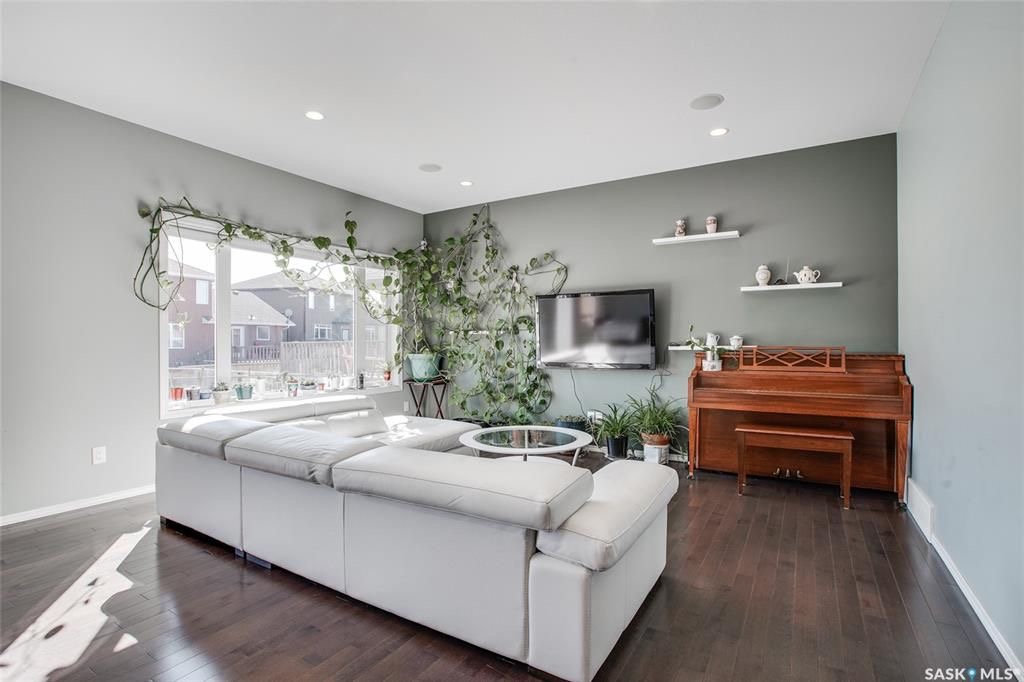 Stonebridge 小区2010年建，1717尺5房4卫外加一个多功能厅独立屋出售，三车库外加室外3车道，步行至Stonebridge小学，公园，附近购物，开发式设计多窗户好彩光餐厅客厅，二楼3个大房间外加一个超大多功能厅，地下室装修2房一卫一厨套间可用于出租。 - 4