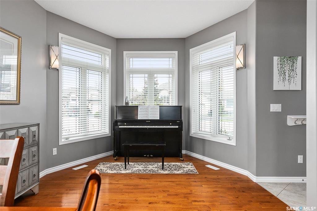 Willowgrove 2062平方尺独立屋出售。4房4卫，高档装修：9尺高层高，实木地板，超现代高级用料厨房（金属桶面板，耐用水泥台面）2楼3房2卫加多功能厅。地下室装修有一房一厅一卫。朝南大院子。步行至小学和公园.有意请联系地产经纪Gary Gai 盖王睿 306341367 - 7