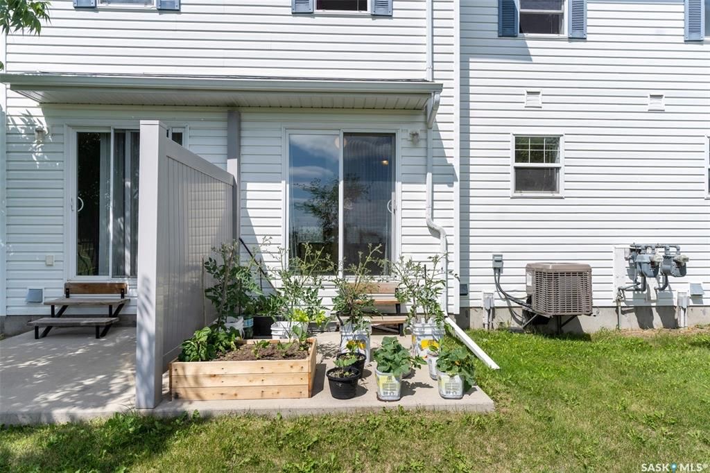 Lakewood小区2003年建3室2卫湖景联排，后院紧邻小湖公园绿地，好风景，好采光。房屋保养好，带双车位，新装中央空调，新换洗衣机，洗碗机，微波炉抽油烟机。客厅实木地板。可以步行至附近商业购物方便，近小学。状况好，保养如新，开价$239000。 有意请联系地产经纪Gary G - 19