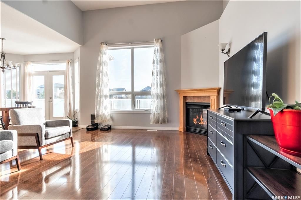 Willowgrove小区2009年建5室4卫地下室步出式独立屋，位于安静街区，背靠公园，景色优美，周边生活设施齐全，交通便利。一楼餐厅宽敞明亮，全景大窗，采光极佳。厨房带大中岛，大量的储物柜，全瓷砖地板，可直接通往室外玻璃露台。客厅带天然气壁炉，立体环绕音响系统， - 6