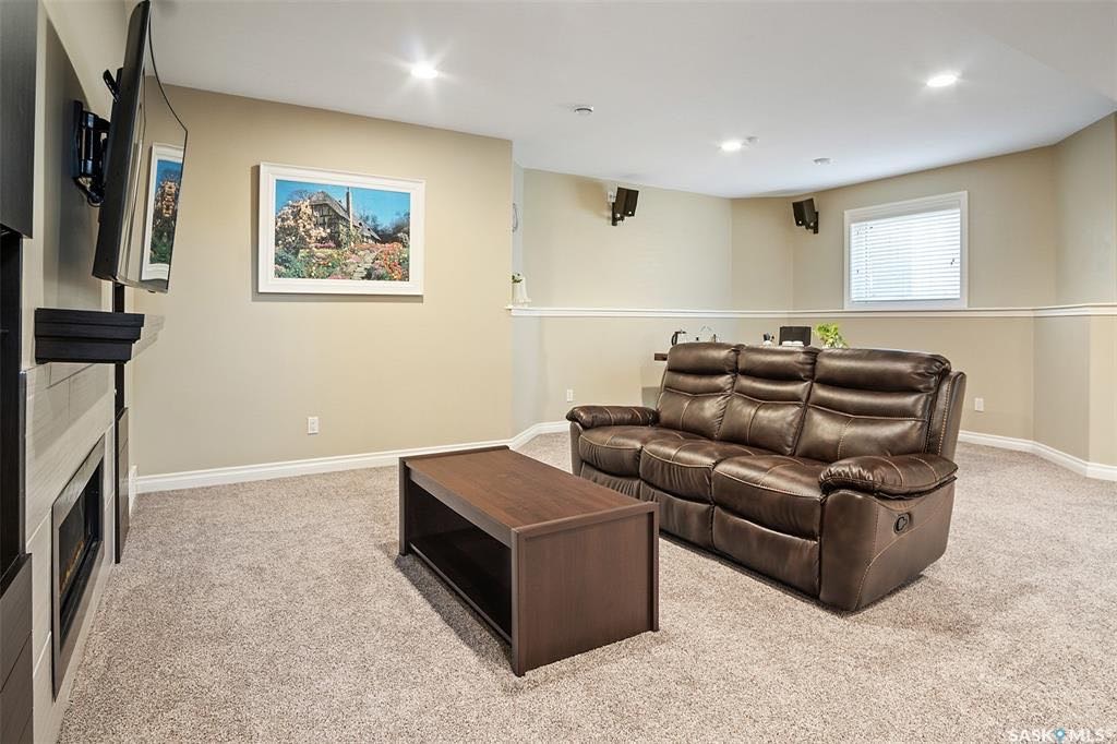 Willowgrove小区2006年建4房3卫错层独立屋出售，位置便利步行至两所小学，百年高中，近公园和购物中心，周边交通便利。开放式大厅，挑高屋顶带大量窗户，全实木地板。枫木橱柜，大型中岛，步入式储物柜。餐厅周围环绕着几扇大窗户，自然光充足且餐厅面积大，可容纳多人同时 - 7