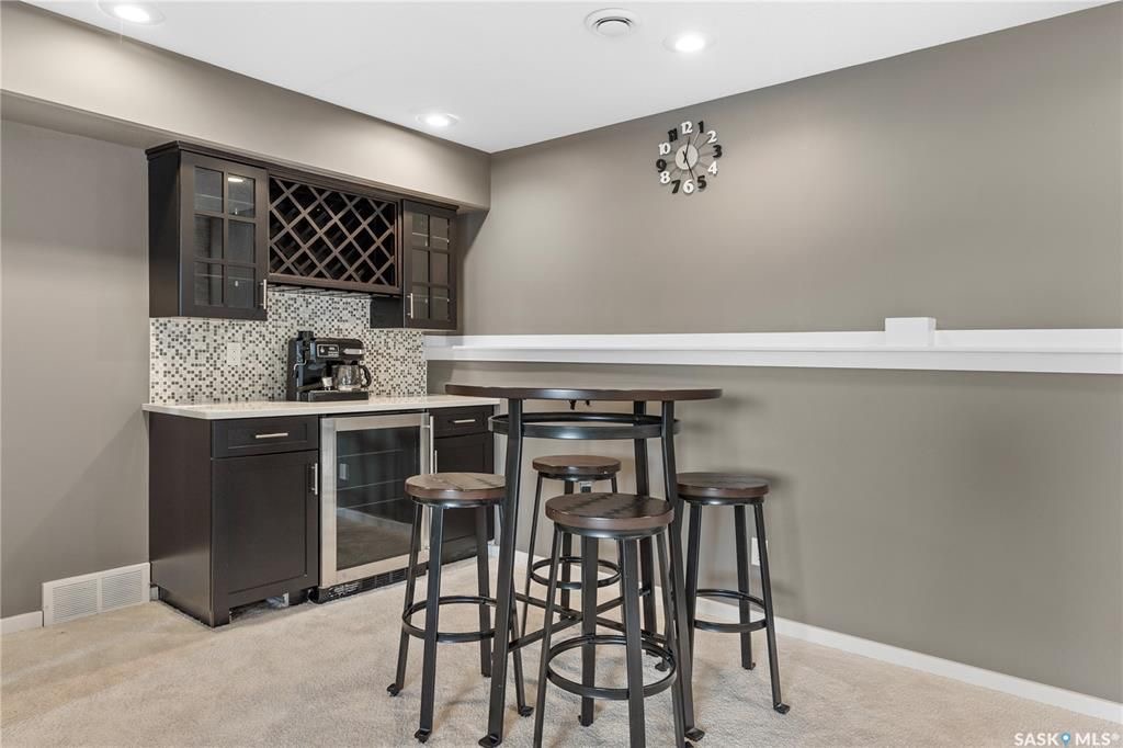 Willowgrove小区Royalty建商2009年建1324尺错层4室3卫独立屋出售。安静内街，步行近公园，学校，购物。高档装修配置：挑高层高，实木地板，厨房大理石台面升级橱柜搭配背景墙砖，不锈钢家电，新冰箱。超大主卧带步入式衣柜，豪华洗手间带按摩浴缸。半地下室大窗户专业装修 - 22