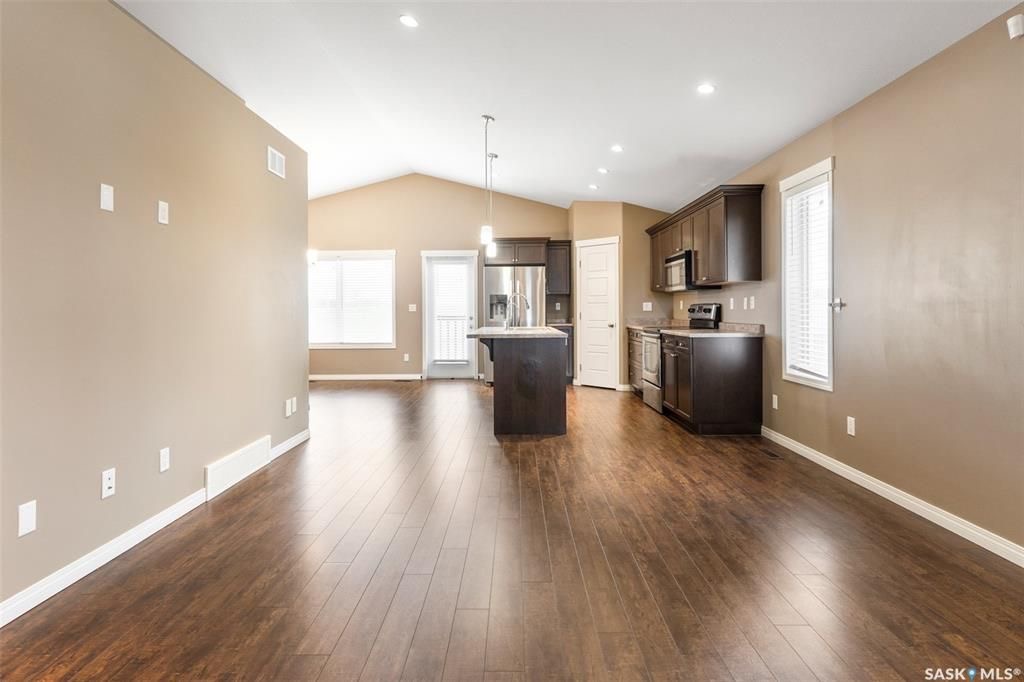 Stonebridge小区近1410尺错层独立屋出售，5房3卫，半地下室带合法出租2房1厅1厨1卫分电表，独立出入独立洗衣烘干，独立热水器。高档装修，连房加大尺寸双车库，双层露台。后院私密性好没有邻居相连。主层挑高顶，木地板，枫木橱柜，大厨房带独立角柜，主卧带独立洗手间和步入衣柜 - 6