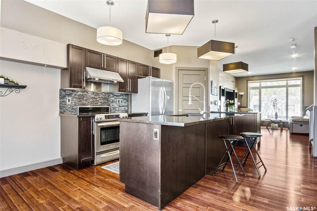 Holliston小区核心区域2012年建1625尺5房4卫半独立屋出售，步行可至学校,公园,8街购物。绝佳拐角边户，带双车库外加双车位，多窗户采光好。一楼9尺层高，双厅带实木地板，厨房大理石台面，枫木橱柜，不锈钢家电。二楼三个大卧室，主卧带独立洗手间全大理石洗手台面。地下室有独 - 10