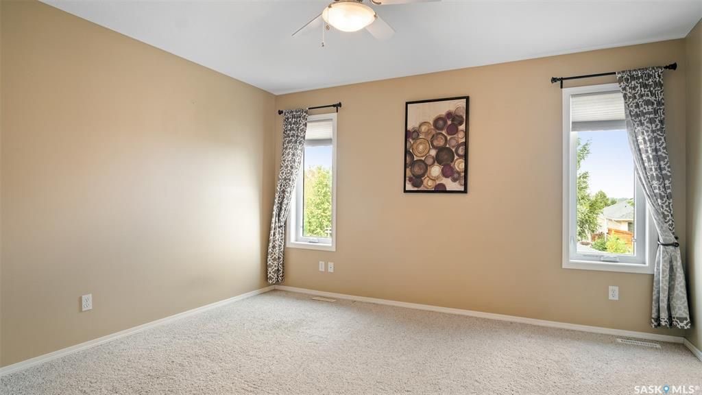 Stonebridge小区2007年建3房3卫2厅，地下室完整装修，双层独立屋出售。位置处于小区核心极为便利，步行距离有两所小学，近超市，及公园。高档装修：枫木橱柜，不锈钢设备，较新的抽烟机。一楼开放设计，好采光，独立洗衣房，2020新换洗衣机。二楼三个大卧室，主卧独立洗手间，地 - 8