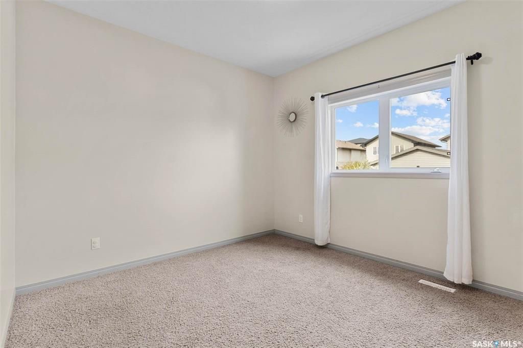 Stonebridge小区安静核心地段1144尺3房2卫平层独立屋出售。步行500米至两所小学，近公园，周边购物。2011年建一手房主保养如新。一楼调高层高，半开放设计，枫木橱柜，充足台面储物空间，2019年更换全新家电，三个大卧室主卧带独立洗手间双衣柜。私密后院有后巷，不紧靠邻 - 16