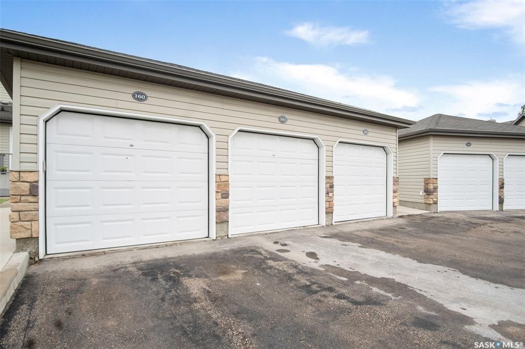 Willowgrove小学边3房4卫联排出售。步行至百年高中，公园超市购物，封闭小区1330尺，2007年建，保养如新。一楼大厅实木地板，枫木橱柜大厨房，2 楼两个大卧室各自带独立洗手间，地下室装修一房一厅一卫。另有一车库一车位。挂牌价格 $329900。详情联系Royal Le - 26