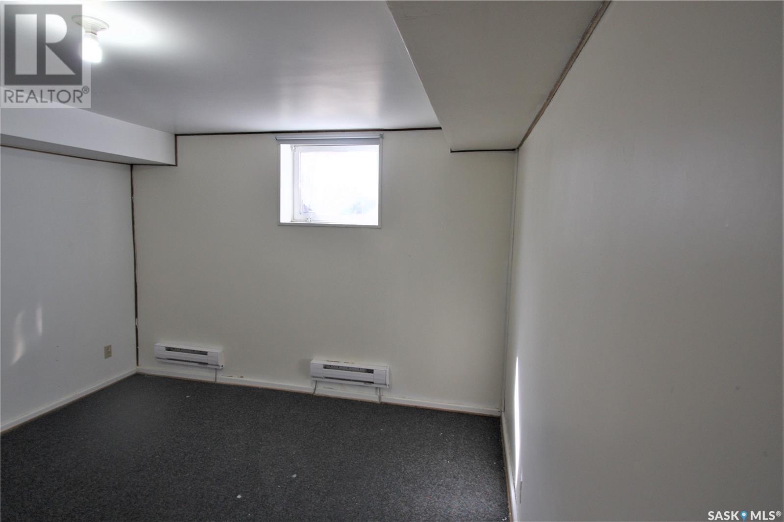 Saskatoon市内核心路段8街独一无二M1规划物业出售，50*120地块，商住两用，4房3卫。地下室带2室一厅一厨一卫出租套间。带1单车库。核心路段保值，多样潜力。适合用于投资或者办公室自用。挂牌价格：$719000.00。详情请联系地产经纪Gary Gai 盖王睿 - 9