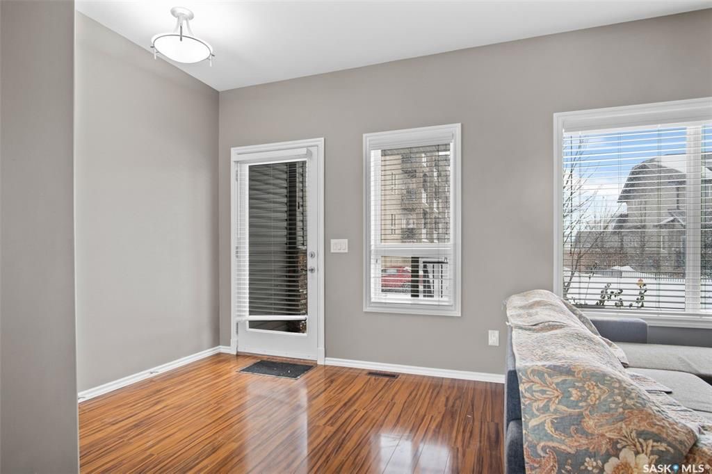 Willowgrove小区2011年建1310尺3房3卫联排别墅出售。房屋年代新，高档社区，整体保养得当。交通便利，可步行至两所小学和公园，近百年高中，近购物中心。一楼朝阳自然光充足，客厅宽敞明亮。一层9英尺挑高，高级复合板地板，全花岗岩台面，枫木橱柜，厨房设备齐全。二楼3大卧室 - 4