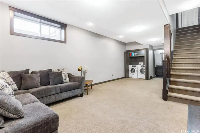 Willowgrove小区Blackrock建筑商两层4房4卫独立屋出售。位于小区安静私密钥匙扣路段，近小学，公园，购物。高档装修，三层窗户，实木地板，天然气石头装饰壁炉，枫木厨房大理石台面，升级洁具。二楼外加多功能厅。主卧带步入衣柜，豪华装修洗手间。地下室装修有一房一活动厅一卫 - 24