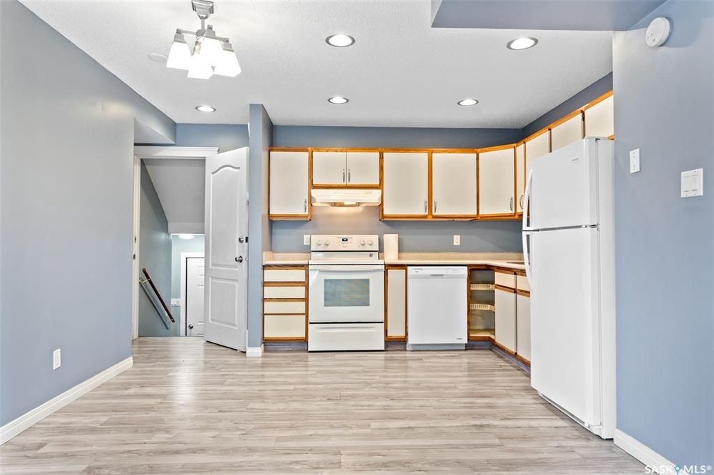 Sutherland小区4 房3卫联排出售。本地人业主，位置便利，近大学。连房子单车库外加一个室外车位。大窗户明亮，新不锈钢家电，新合成板地板和部分地毯，地下室完整装修有一房一厅一简易厨房水吧，另外带一独立露台。房屋近期更新，维护好。挂牌价格：$235000。 有意请联系地产经纪 - 10