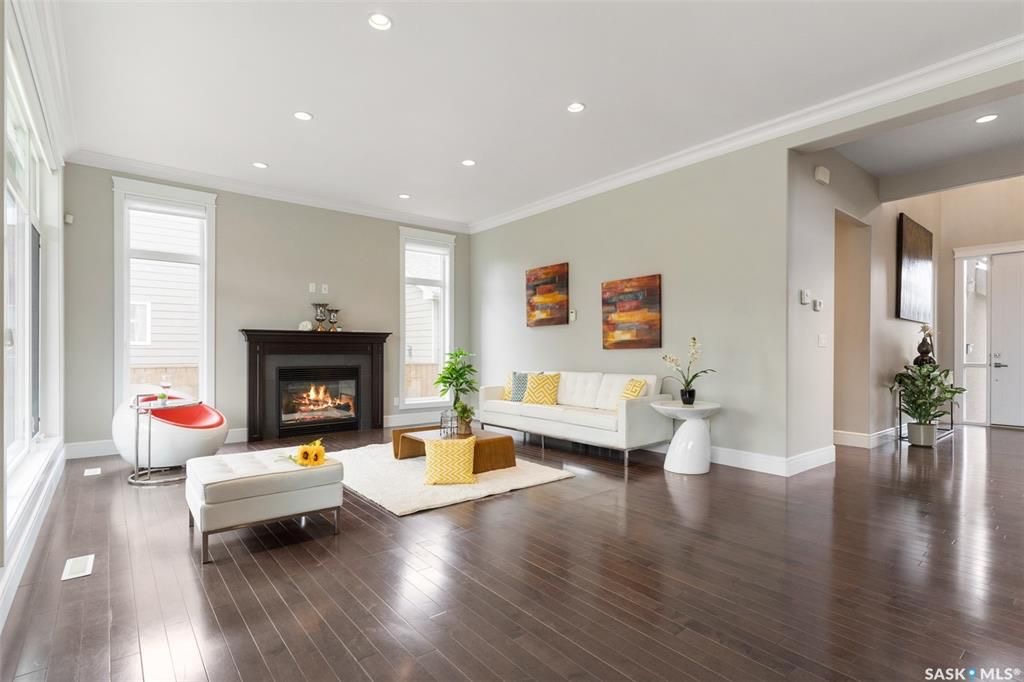 Rosewood小区核心安静路段，步行至小学公园，近2600尺5房5卫豪华装修独立屋出售。一楼入户挑高顶，超大独立办公室，实木地板，10尺层高，超大客厅天然气壁炉，开放式厨房，枫木橱柜到顶，大理石台面，天然气明火炉头。 二楼4房3卫。主卧带干湿分离洗手间地热，双洗手台，步入式衣柜 - 16