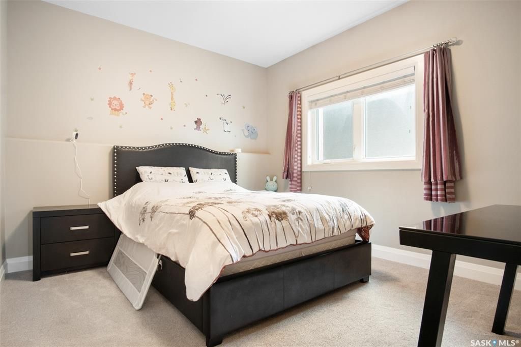 Evergreen 小区5房3卫错层独立屋出售，位于小区最优路段，安静宽敞私密，近小学，高中，公园，购物。高档装修，开放式设计，挑高尖顶，实木地板，飘窗，升级枫木厨房带不锈钢家电和角柜，全大理石台面及厨房背景砖，主卧带步入衣柜高档明卫干湿分离双洗手台洗手间，半地下室大窗户明亮如地 - 19