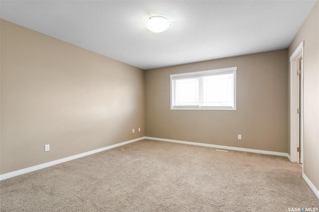 Stonebridge小区近1410尺错层独立屋出售，5房3卫，半地下室带合法出租2房1厅1厨1卫分电表，独立出入独立洗衣烘干，独立热水器。高档装修，连房加大尺寸双车库，双层露台。后院私密性好没有邻居相连。主层挑高顶，木地板，枫木橱柜，大厨房带独立角柜，主卧带独立洗手间和步入衣柜 - 18