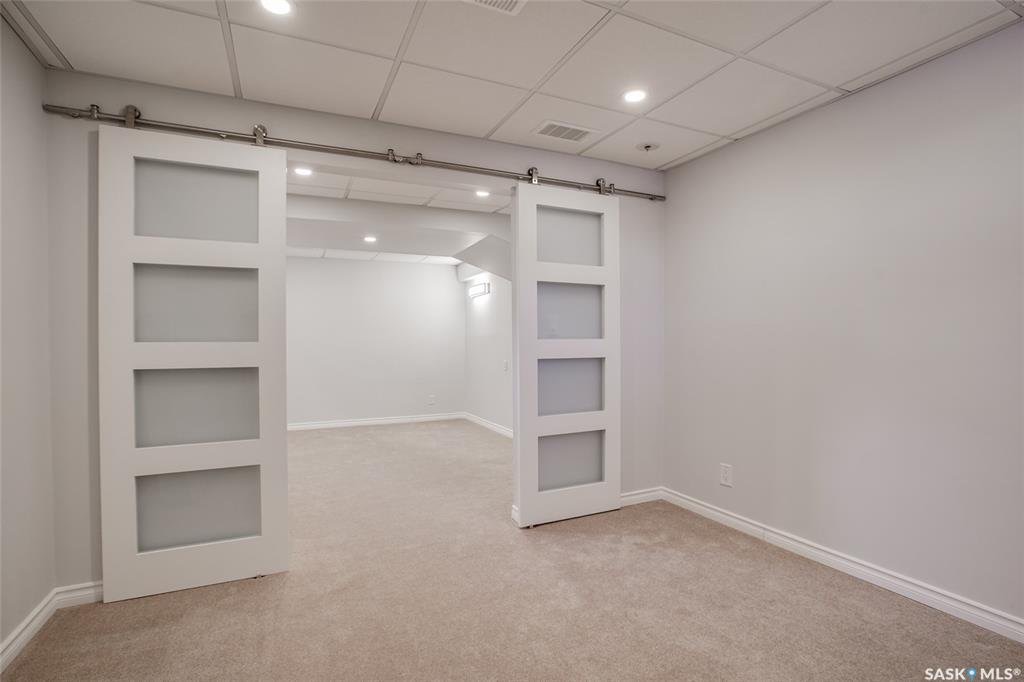 Erindale小区优质路段，步行百米到两所小学，步行千米到两所高中。安静私密，保养好。大地块近6500尺。1670尺两层独立屋出售。4房4卫。双客厅，一楼带一个独立房间/书房。地下室装修有一个多功能厅 和工作室。双车库可以直接从房子进入。升级有较新瓦片，锅炉，地毯，实木地板 - 8