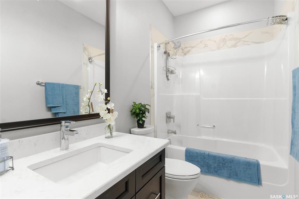 Rosewood小区核心安静路段，步行至小学公园，近2600尺5房5卫豪华装修独立屋出售。一楼入户挑高顶，超大独立办公室，实木地板，10尺层高，超大客厅天然气壁炉，开放式厨房，枫木橱柜到顶，大理石台面，天然气明火炉头。 二楼4房3卫。主卧带干湿分离洗手间地热，双洗手台，步入式衣柜 - 25