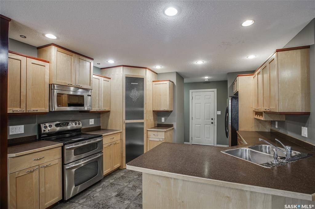 Willowgrove小区安静路段2004年建 4房4卫 1560尺两层独立屋出售。带私密独立后院，连体双车库。近两所小学。主卧带独立洗手间独立冲浪浴缸。地下室装修有一个多功能厅一房间一个洗手间。锅炉近期更新。 	 挂牌价格 $475000。详情联系地产经纪Gary Gai  - 7