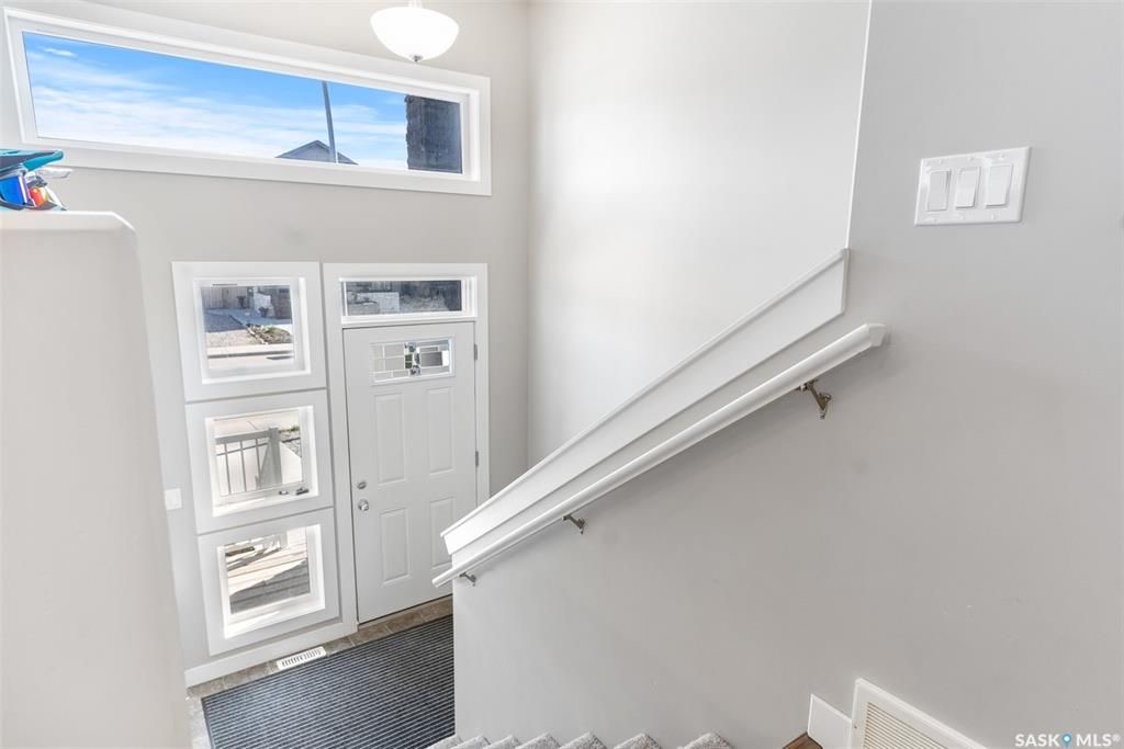 Evergreen小区1215尺错层独立屋出售, 本地西人业主，4房3卫，半地下室带合法出租1厅 1房间1卫分电表，独立出入独立洗衣烘干，另有1大活动空间用于主层住户使用，双车库外加1室外停车位，拐角地块多停车位，带露台，采光好，步行百米至两所小学及公园。 - 5