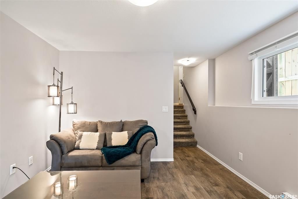 位于Stonebridge 小区紧靠公园绿地，近小学，购物设施，2015年建1249尺Bi Level错层独立屋5房3卫含2室一厅合法出租地下室，出售。 保养如新，大窗户采光好，高档装修，地下室有额外活动空间用于房主使用，外加地下室两房合法出租套间（独立出入，独立电表，独立厨房洗 - 25