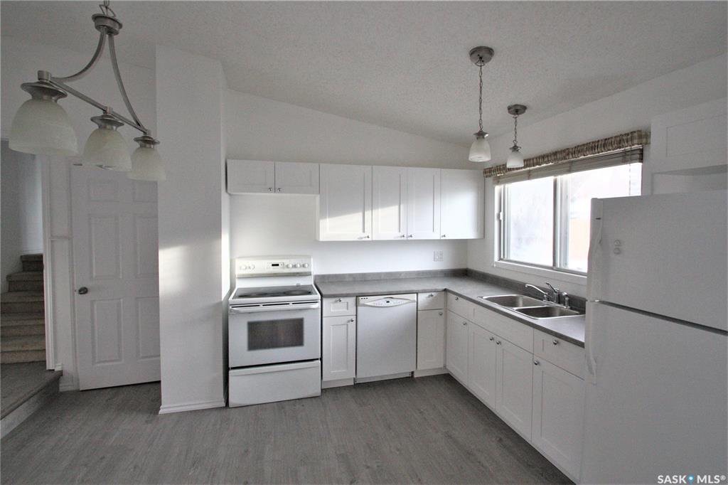 Forestgrove小区，完全装修独立屋，4房3卫，双车库，新厨房，新地板，新刷漆，开价324900。 有意请联系地产经纪Gary Gai 3063413677 微信：gary3677 - 8