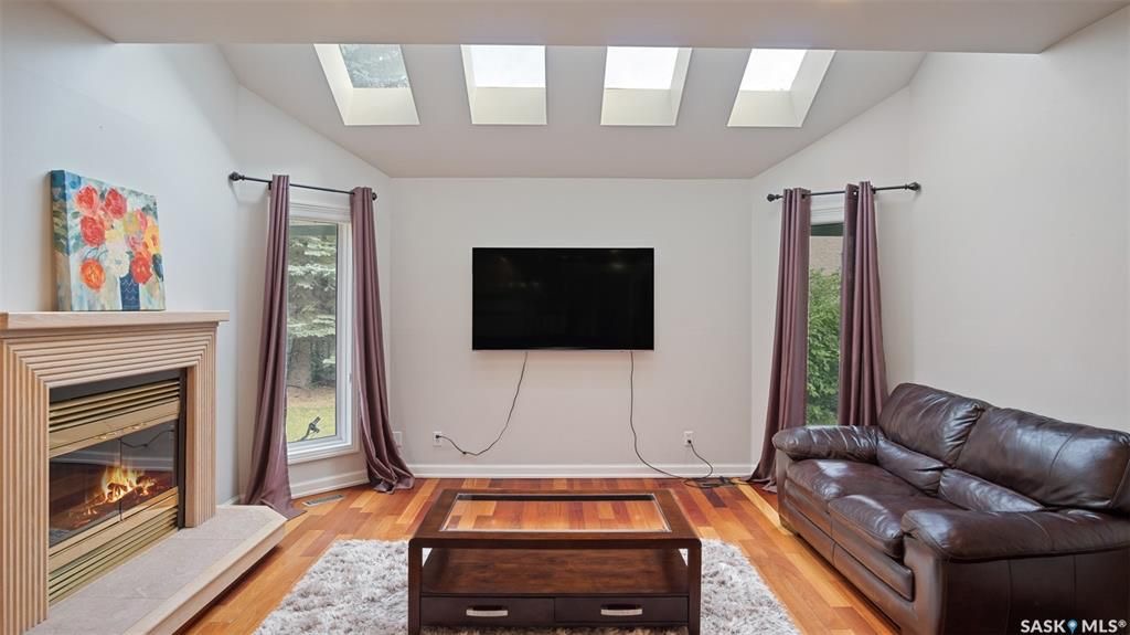 Lakeridge小区10810尺地块，2859尺4房4卫1书房独立屋出售。安静扇形内街。步行可达公园和学校。极好的采光，家里各处大量的窗户，和5个天窗。一楼两个客厅，挑高顶，半开放式大厨房， 书房（可做房间）二楼有4个大尺寸卧室，超大主卧，有步入式衣柜，主卧卫生间带按摩浴缸。 - 5