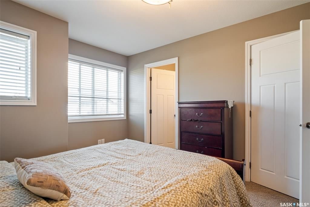 Willowgrove小区2013年建1360尺3房3卫联排别墅出售。房屋年代新，高档社区，整体保养得当。交通便利，可步行至两所学校和公园，近购物中心。房子是边户，一楼自然光充足，客厅宽敞明亮。一层9英尺挑高，高级复合板地板，全花岗岩台面，枫木橱柜，厨房设备齐全。二楼洗衣房，超大 - 8