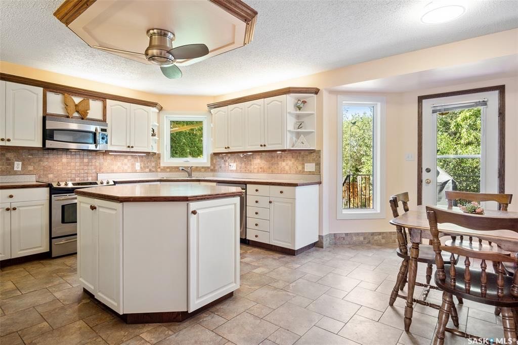 Lakeridge小区，背靠小学公园，扇形超大地块，2300尺4房3卫3厅2饭厅独立屋出售。保养极佳，大PVC窗户。明亮挑高大客厅，开放式大厨房。二楼3个大尺寸卧室，超大主卧带独立洗手间有步入式衣柜。三楼有超大家庭活动空间带壁炉，一间洗衣房，一间空房可用作书房或卧室。四楼全地下有 - 6