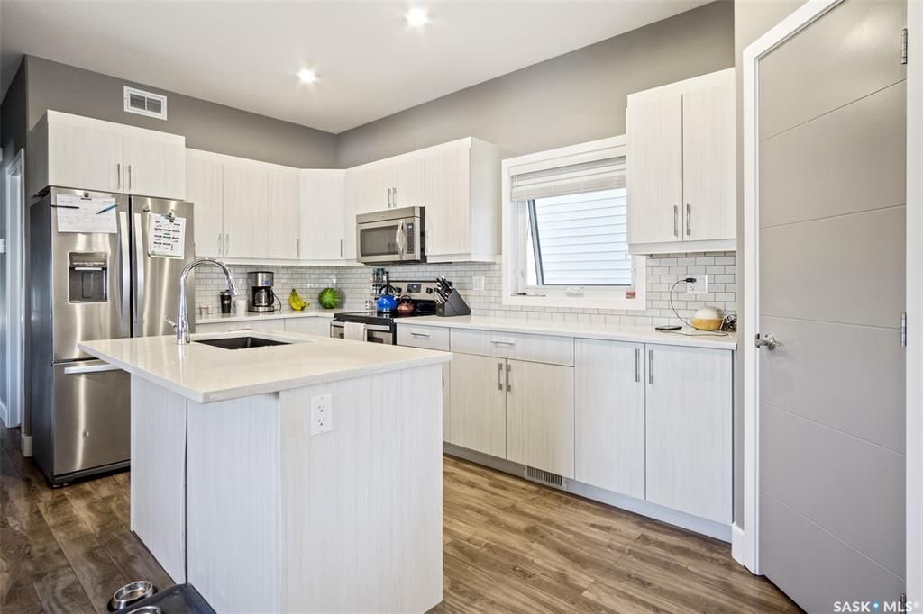 Aspen Ridge小区1165尺错层独立屋出售，本地西人业主，6房3卫，半地下室大窗带合法出租1厨1厅 2房间1卫分电表，独立出入独立洗衣烘干，独立热水器换风系统，另有1大厅或者房间用于主层住户使用，高档装修，全屋9尺，大理石台面，升级厨柜，双车库，拐角地块多停车位，带顶露台 - 12