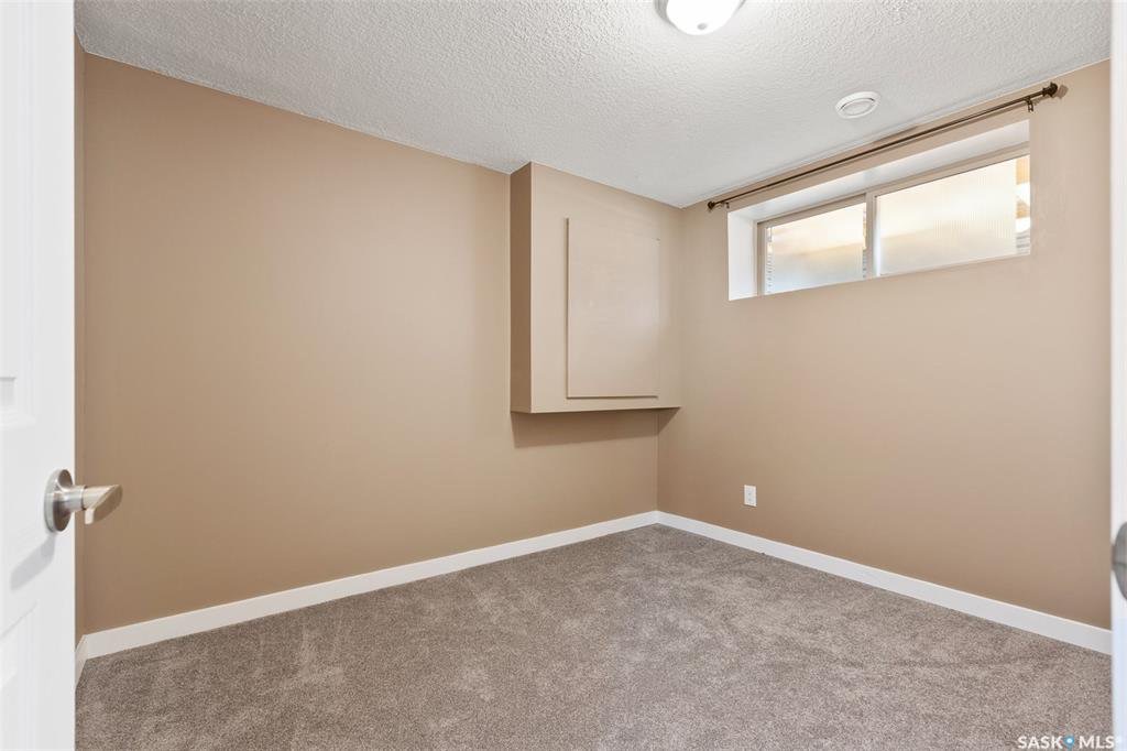 Willowgrove小区4室4卫联排出售，步行到小学高中商圈，安静边户多额外窗户，加大独立院子，连房子车库外加双车位。高档装修高顶理石台面，二楼两个超大卧室各带独立洗手间。地下室装修有2室一厅一卫。有意联系地产经纪盖王睿Gary Gai 3063413677微信gary3677 - 6