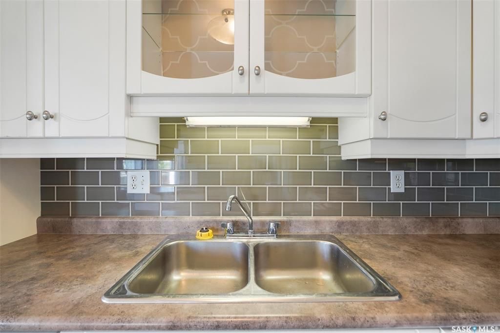 Briarwood小区私密联排出售3房3卫，安静边户多窗户采光好，安静私密绿地，背面没有邻居。二楼三个大尺寸房间，地下室装修有1超大多功能厅外加洗手间，保养如新，实木地板，升级橱柜，天然气壁炉，天窗，中央冷气等。挂牌价格 $285000。详情联系地产经纪Gary Gai 盖王睿  - 9