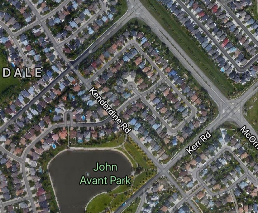 背靠小溪公园地下室步出式独立屋1522尺，位处Erindale小区最优质路段之一，前后安静，全景大窗，好采光。层高挑高。前房主为萨省当地知名西人画家，5房3卫，过8000尺大地块，窗，瓦，锅炉，热水器，地板全更新。家具可以议。有意请联系地产经纪Gary Gai - 10