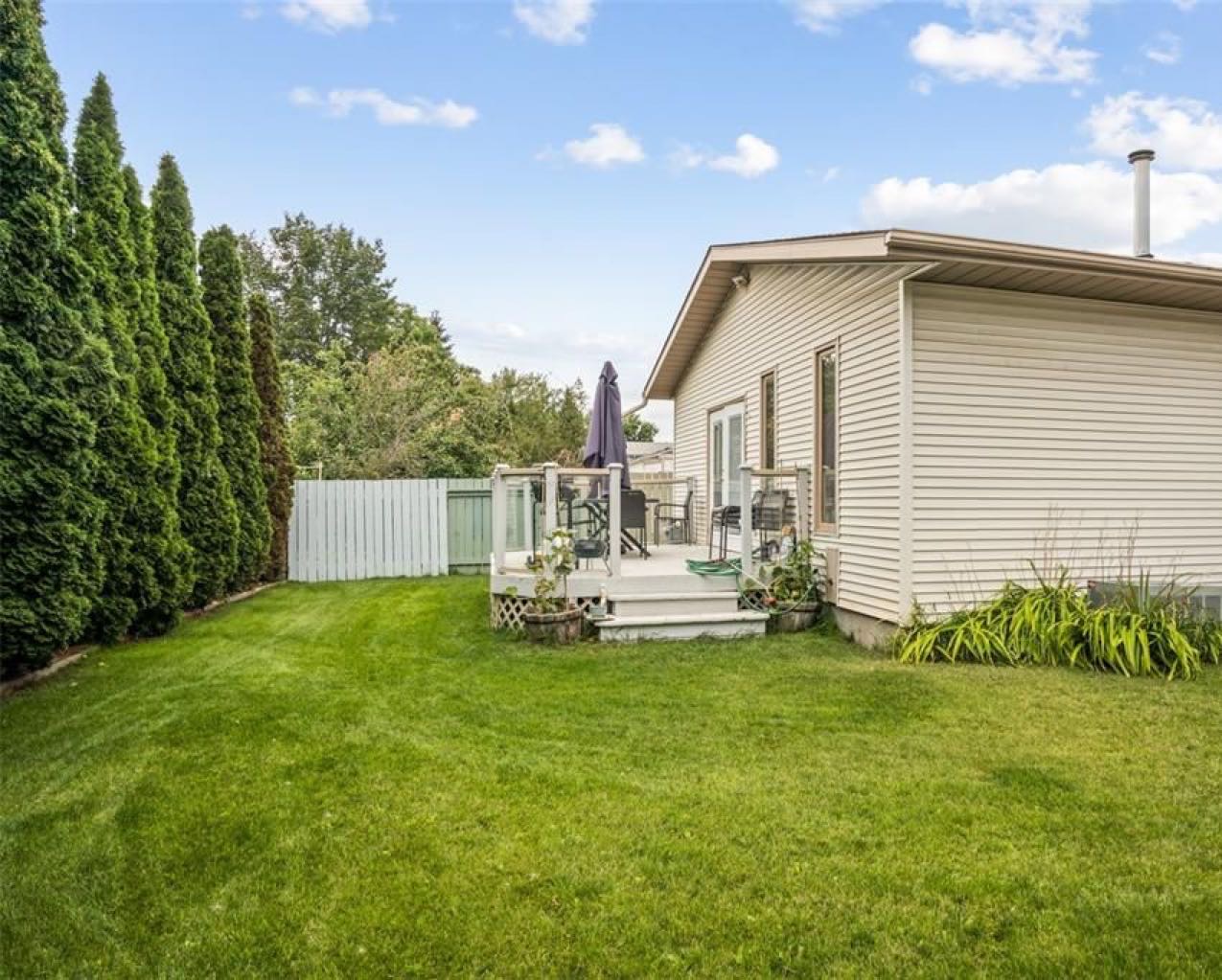 ERINDALE小区3室2卫1书房独立屋出售，1420尺。可以步行至两所小学以及两所高中。附近有商业区，购物方便。房屋保养好。一楼实木地板，开放式厨房，餐厅和一个带壁炉的家庭房。两间全尺寸卧室外加书房（可做卧室），地下室已装修，一个大家庭厅，一间卧室和一个洗手间。后院精心设计，大 - 9