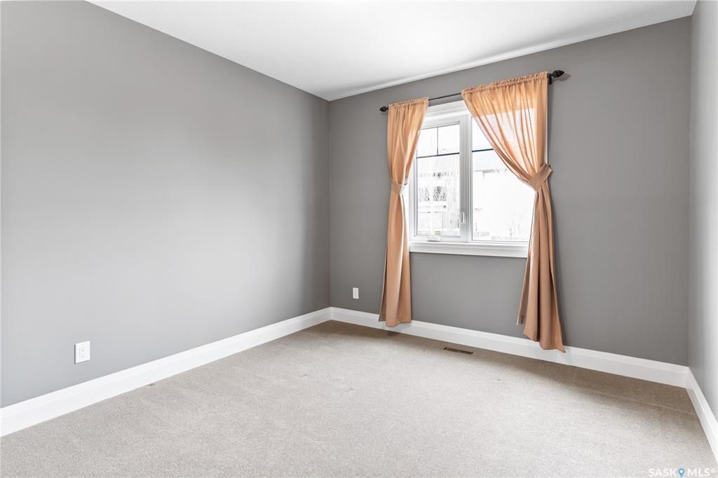 Willowgrove小区Royalty建商2010年建1284尺错层4室3卫独立屋出售。步行近公园，学校，购物。高档装修配置：挑高层高，实木地板，厨房大理石台面升级橱柜搭配背景墙砖，不锈钢家电。超大主卧带步入式衣柜，豪华洗手间全墙贴砖，带按摩浴缸。半地下室大窗户专业装修有1房1 - 13