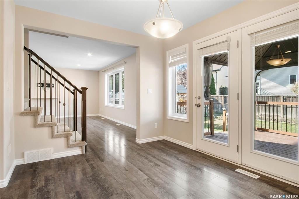 Stonebridge小区步行300米至小学，购物，4房4卫完全装修独立屋出售。2013年建造，安静私密路段，不靠主马路，近社区大公园。 1楼大客厅大窗户好采光，白色现代橱柜，不锈钢家电，充足操作台及收纳空间，2 楼3个大卧室，主卧带独立洗手间步入式衣柜。地下室完全装修有1大家庭 - 13