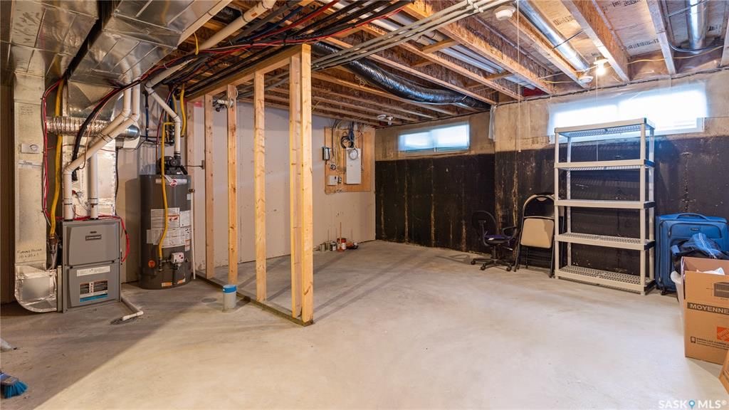 Willowgrove小区3房3卫，连体车库外加双车位，独立后院，联排出售。本地知名建商Riverbend，房屋保养如新。一楼9尺层高，高级复合地板，大理石台面，不锈钢家电。二楼3房2卫。主卧带独立洗手间和步入衣柜。地下室带2个窗户，未装修。后院另有独立带顶露台。位置步行至小学， - 19