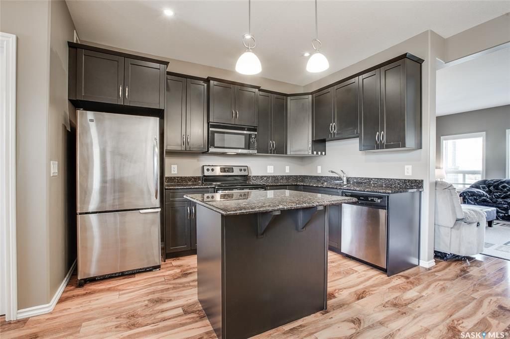 Willowgrove小区双车库4房4卫带独立院子联排屋出售。步行350米 至小学 近St Joseph 和Centennial百年高中。主卧带独立洗手间，地下室装修有一房一厅一卫，高档装修保养佳。挂牌价格：$339000。详情联系地产经纪Gary Gai - 5