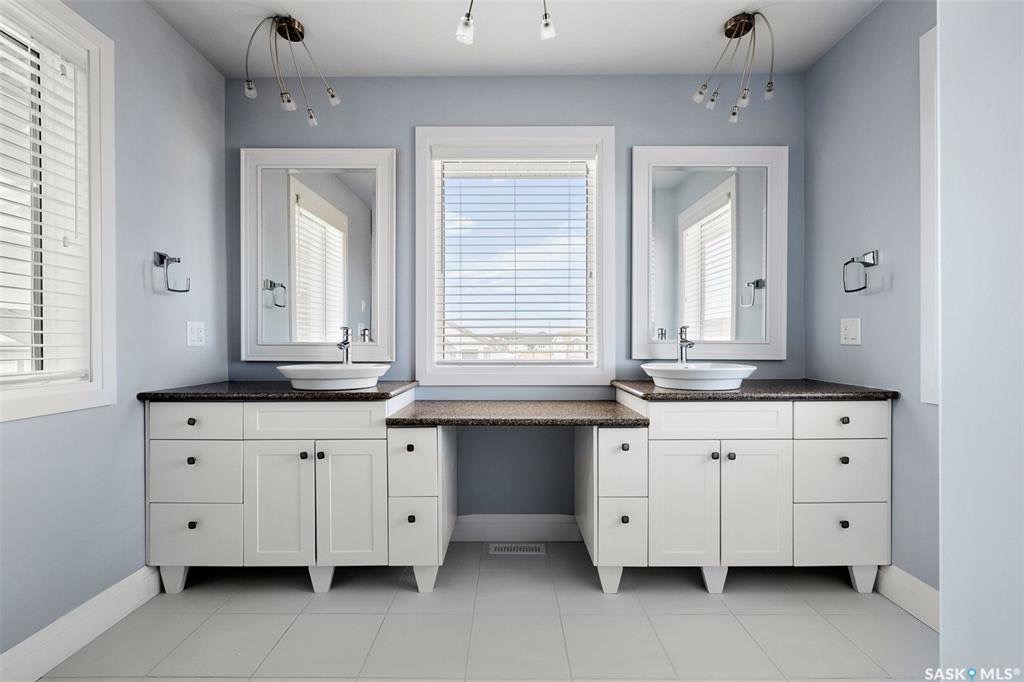 Willowgrove独立屋，室内面积2659尺 ，4房，4厅，5卫， 7223尺大地块，高档装修设备，天然气炉头，天然气地热覆盖，开价：$669900。 有意请联系地产经纪Gary Gai 3063413677 微信：gary3677 - 8