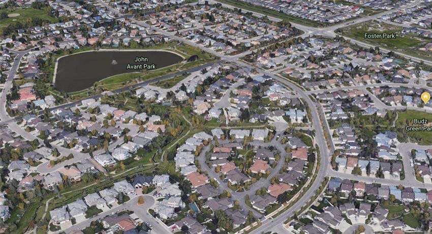 Arbor Creek小区 1925尺5房4卫独立屋出售。面朝公园好景色。位置安静便利。附近有小学，高中。多窗户大客厅，厨房石头台面，实木地板装修。二楼4个大卧室（其中一个超大卧室可作为多功能厅）。地下室完全装修有1房2厅，大窗户。新换瓦片，全新刷漆。另有独立私密后院和独立出入口 - 4