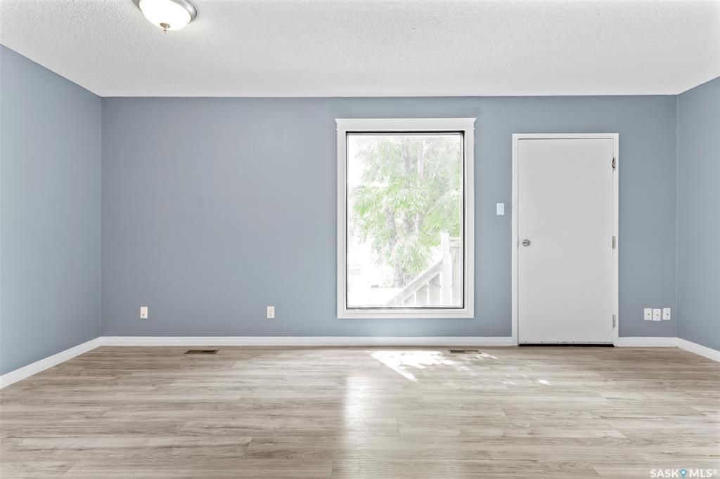 Sutherland小区4 房3卫联排出售。本地人业主，位置便利，近大学。连房子单车库外加一个室外车位。大窗户明亮，新不锈钢家电，新合成板地板和部分地毯，地下室完整装修有一房一厅一简易厨房水吧，另外带一独立露台。房屋近期更新，维护好。挂牌价格：$235000。 有意请联系地产经纪 - 8